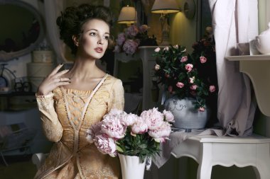 çiçekler sarı retro elbiseli kız