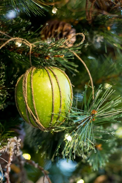Yeşil elma Noel ağacı üzerinde