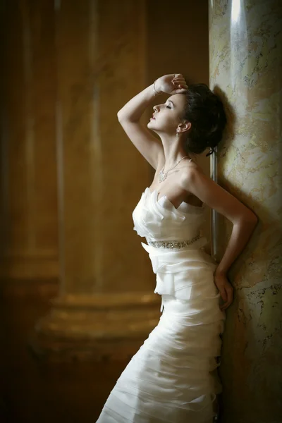 Hermosa chica en el vestido de novia — Foto de Stock