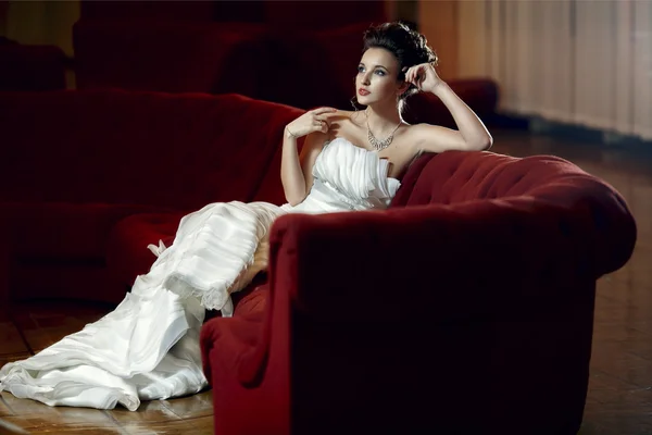 Красивая девушка в свадебном платье Лицензионные Стоковые Фото