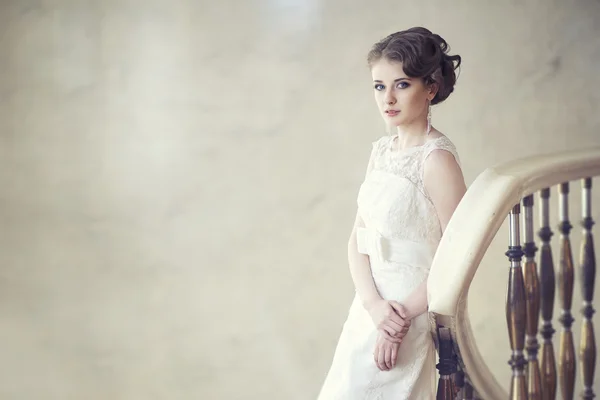 Joven hermosa chica en el vestido de novia — Foto de Stock