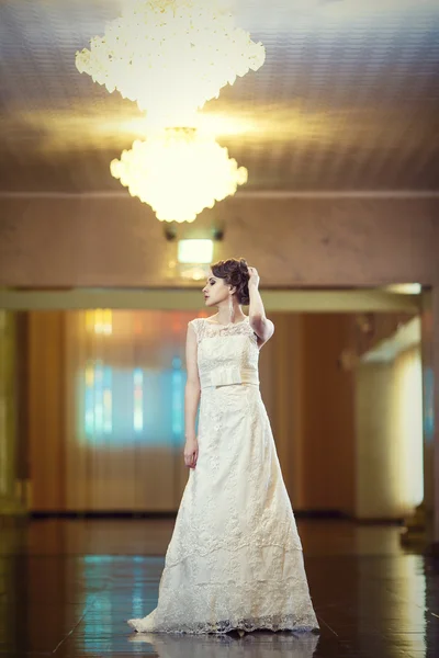 Jovem menina bonita no vestido de noiva — Fotografia de Stock