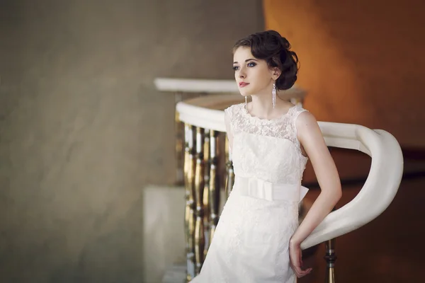 Joven hermosa chica en el vestido de novia — Foto de Stock