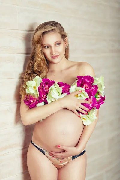 Красивая беременная женщина Лицензионные Стоковые Изображения