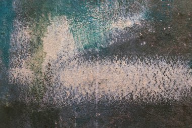 Eski duvar dokusu yeşil ve derisi soyulmuş. Üzerinde beyaz boya olan eski yeşil beton bir duvar. Arka plan için mükemmel. Eski yeşil duvar arkaplanı veya dokusu.