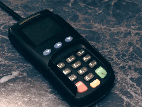 İnternet bankacılığı için banka ve kredi kartı okuyucu aygıtı. Kredi kartıyla ödeme, mal ve hizmetleri alıp satma kavramı. tonlama