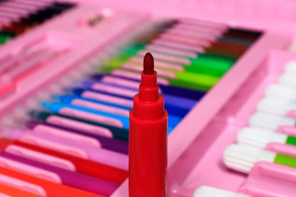 カラフルな学校用品 場合によってはさまざまな色のフェルト先端ペンのセット 選択的集中 創造的な背景 図面マーカー アーティストツール 創造性 レジャー ストックフォト