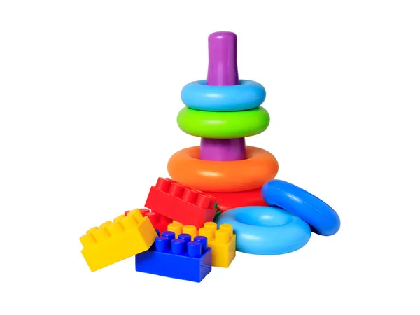 白い背景にリングが隔離されたプラスチック製の建物ブロックとピラミッド 幼児のための子供の教育玩具の概念 ストック画像