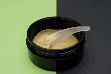 Mavi pastel arka planda cilt bakımı için hidrogel kozmetik göz bantları. Cilt gerdirme ürünleri, yaşlanma önleyici kırışıklıklar. Gözlerindeki bantların altında. Kozmetik Model.