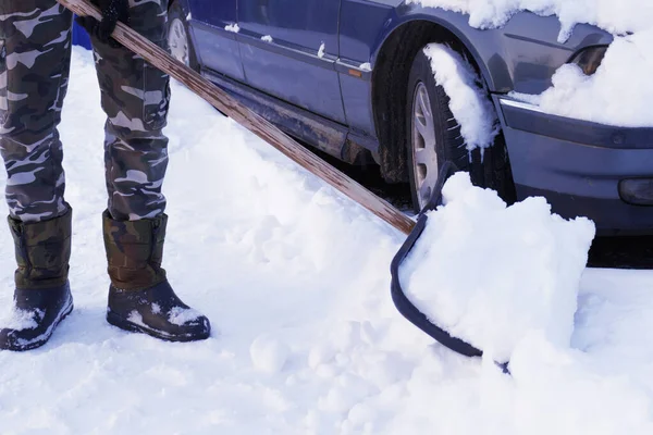 Snöskottning Rengör Bilen Från Snö Vintern Snötäckt Bil Efter Ett — Stockfoto