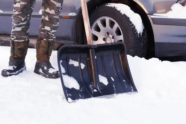 Shovel Snow Removal Cleaning Car Snow Winter Snow Covered Car — Stok fotoğraf