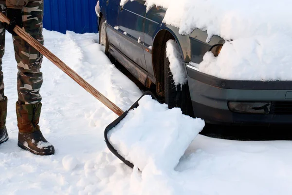 Kardan Sonra Yolu Arabanın Etrafındaki Alanı Temizliyorum Arabayı Kardan Temizleme — Stok fotoğraf