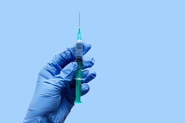 Aşı. Coronavirus aşısı ve bir doktorun ya da hemşirenin elinde bir şırınga. Covid 'e karşı savaş konsepti. Boşluğu kopyala.