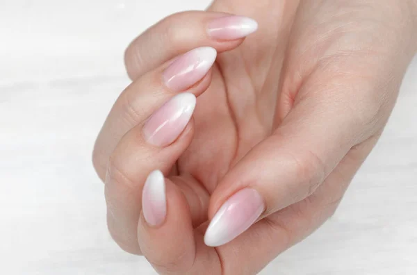 ピンクの繊細なトーンを閉じ春マニキュア 爪と手のスキンケアの概念 ロイヤリティフリーのストック画像