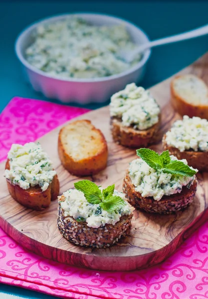süzme peynir krem ve otlar ile bruschettas