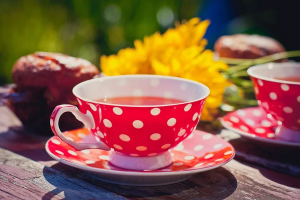 Kırmızı puantiyeli bardak çay