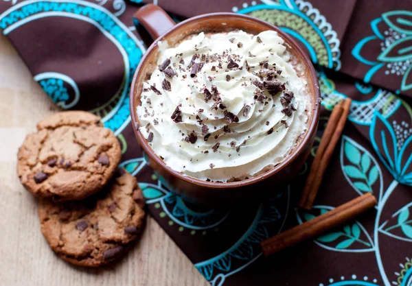 Warme chocolademelk met marshmallow en whiped crème — Stockfoto
