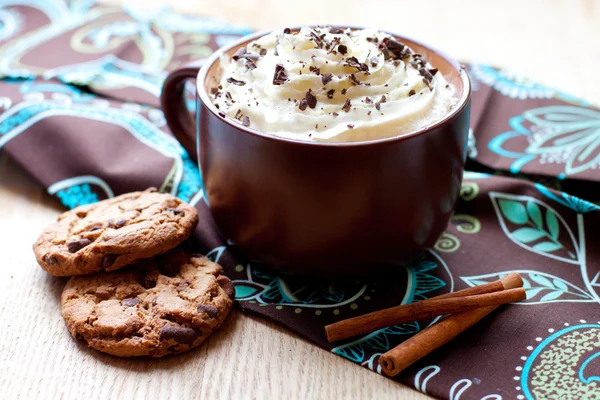 sıcak çikolata hatmi ve whiped krem