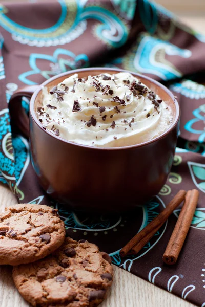 Varm choklad med marshmallow och Melaminytan grädde — Stockfoto