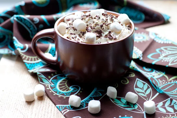 Warme chocolademelk met marshmallow en whiped crème Rechtenvrije Stockfoto's
