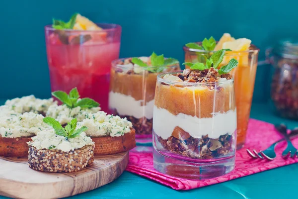 Breakfast with granola and cottage cheese bruschettas — Stock Photo, Image