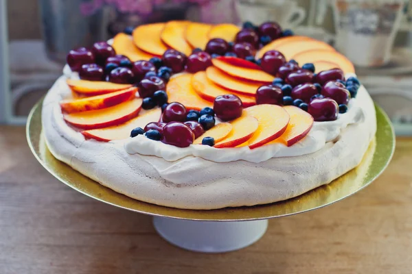 Pavlova krem şanti, şeftali, kiraz ve Erik