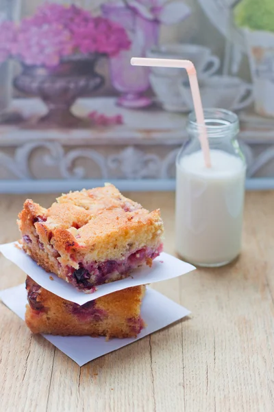 Wineberry tort i szklankę mleka — Zdjęcie stockowe