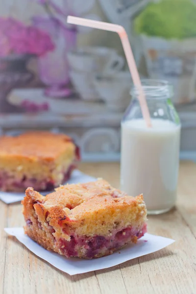 Wineberry tort i szklankę mleka — Zdjęcie stockowe