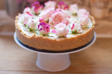 Cheesecake çiçek dekorasyonu ile