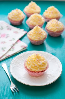 krem peynir frosting ile cupcakes