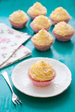 krem peynir frosting ile cupcakes