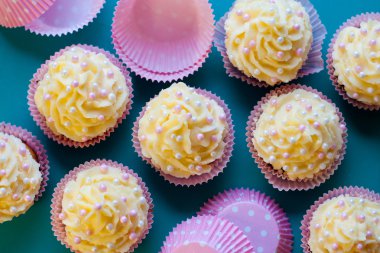 krem peynir frosting ile cupcakes