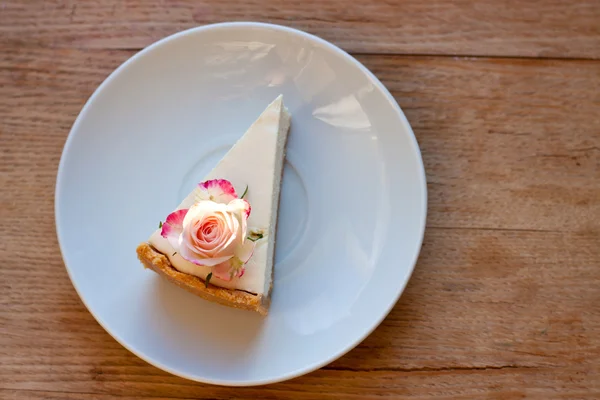 チーズケーキ、花の装飾 — ストック写真