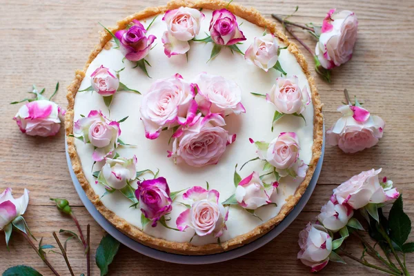 Käsekuchen mit Blumenschmuck — Stockfoto