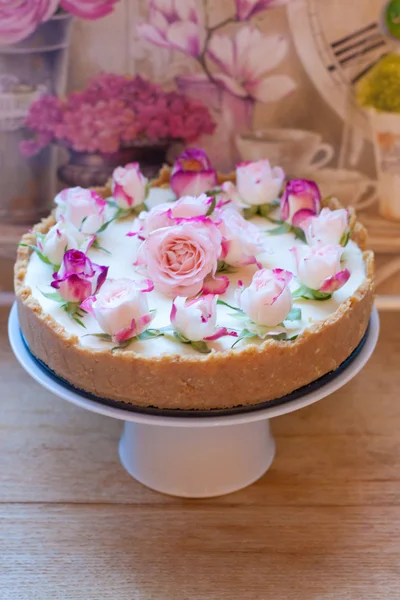 Cheesecake met bloemen decoratie — Stockfoto