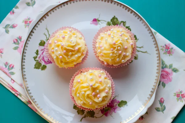 Cupcakes com cobertura de queijo creme — Fotografia de Stock