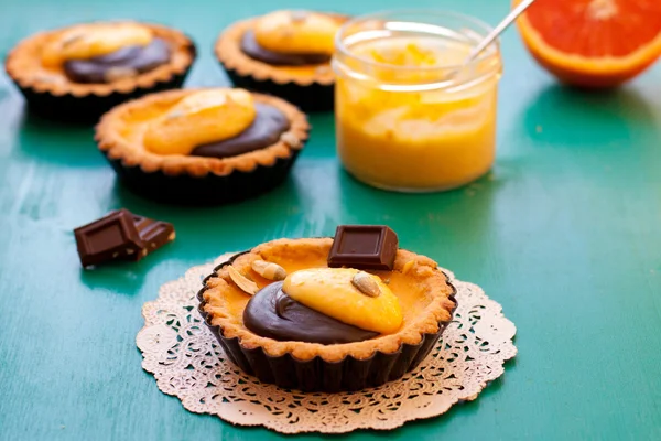 Pumpkin tarts with orange curd and melted chocolate — Stock Photo, Image