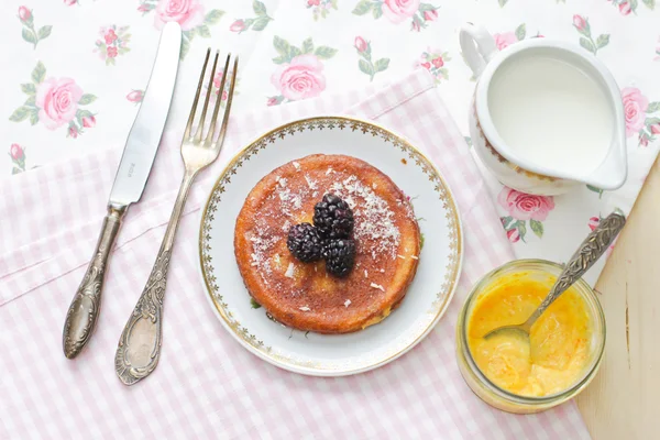 Fluffy pancake and lemon curd — Stock Photo, Image