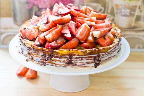 Crepes cake with strawberry and chocolate sauce — Stock Photo, Image