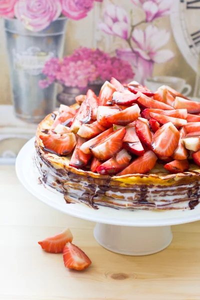 Pannenkoeken cake met aardbeien en chocolade saus — Stockfoto