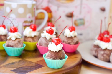 çikolata truffles, krem şanti ve kokteyl kirazı ile dekore edilmiştir.