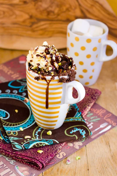 Mini pastel de chocolate en la taza con salsa de chocolate, crema batida y pistacchios picados —  Fotos de Stock