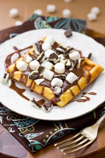 Çikolatalı Krema, marshmellows ve doğranmış çerezler ile gözleme