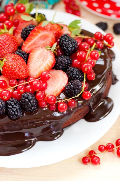 心形巧克力蛋糕装饰着巧克力霜、 草莓、 黑莓和红醋栗的特写 — 图库照片
