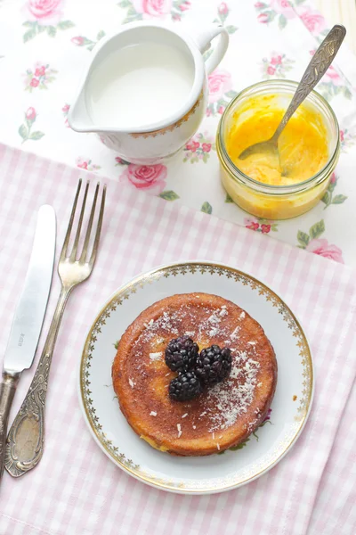 Marchew naleśnik z lemon curd i mleka — Zdjęcie stockowe