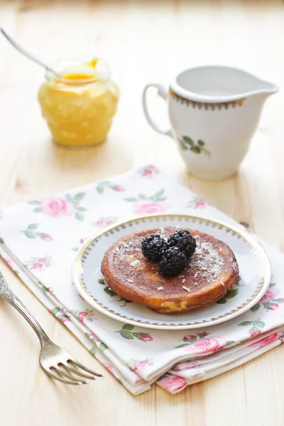 Marchew naleśnik z lemon curd i mleka — Zdjęcie stockowe