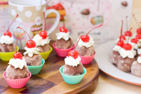 Trufas de chocolate decoradas com chantilly e cerejas — Fotografia de Stock