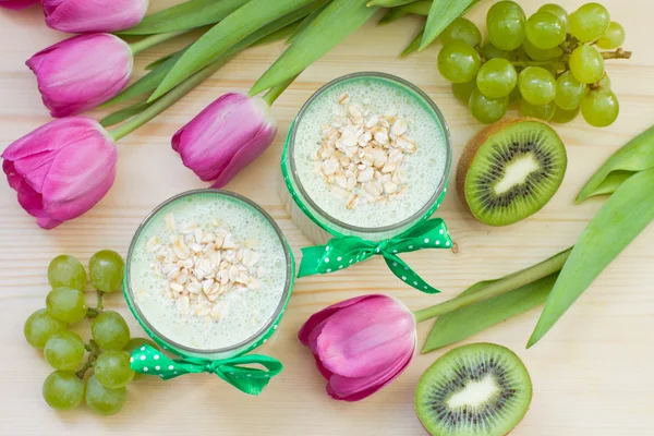 Frullato di kiwi verde con kiwi, uva verde e tulipani rosa — Foto Stock