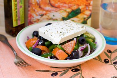 Yunan salatası dilim beyaz peynir, zeytin, domates ve salatalık ile