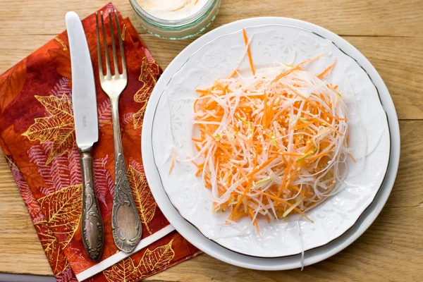Morot och rädisor sallad med sesamfrön och vit sås — Stockfoto